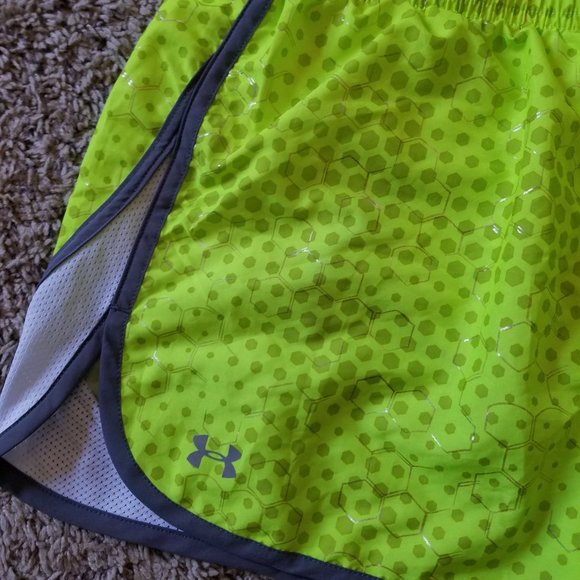 Under Armour - Gold Hexagon Detailed Shorts - Picture 3 of 6